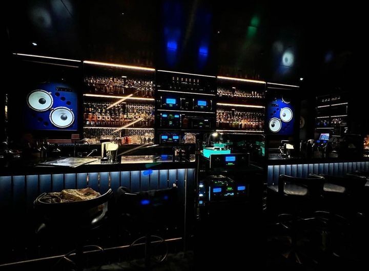 hifivancouver's tweet photo. McIntosh filling @cnybarhk with a beautiful blue glow as well as incredible sound.
Photo by: @gina0211
#BlueMeters #HifiBar #hongkonghifi #McIntoshLabs #hifidaily #audiophilecommunity #turntable #amplifier #nowspinning https://t.co/R9uzMAJNJ7 https://t.co/l15JCbnTNQ