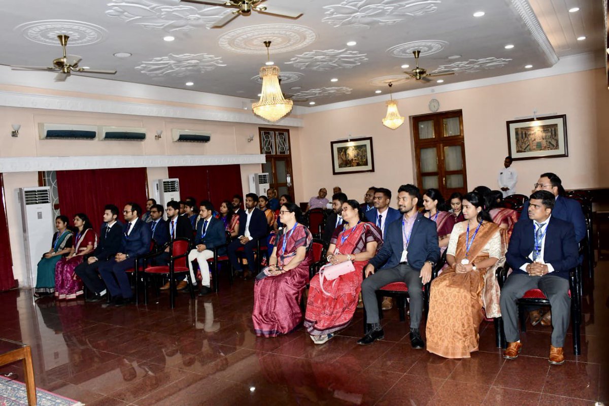 AyushiPati's tweet photo. Visited to the Raj Bhavan and had a lifetime experience of interacting with His Excellence Hon’ble Governor Prof Dr. Ganeshi Lal ji🙏 https://t.co/mUrzHqnbpQ