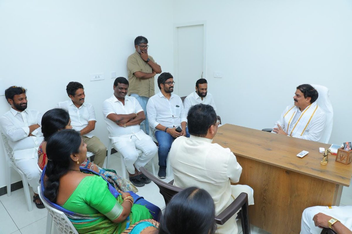 JanaSenaParty's tweet photo. బుధవారం రాత్రి భీమవరంలో ఉమ్మడి పశ్చిమ గోదావరి జిల్లా జనసేన నాయకులతో పార్టీ రాజకీయ వ్యవహారాల కమిటీ ఛైర్మన్ శ్రీ నాదెండ్ల మనోహర్ గారు పార్టీ కార్యక్రమాల నిర్వహణపై చర్చించారు. పార్టీ పిఏసీ సభ్యులు శ్రీ కనకరాజు సూరి, శ్రీ చేగొండి సూర్య ప్రకాష్, జిల్లా అధ్యక్షుడు శ్రీ కొటికలపూడి గోవిందరావు తదితరులు పాల్గొన్నారు.