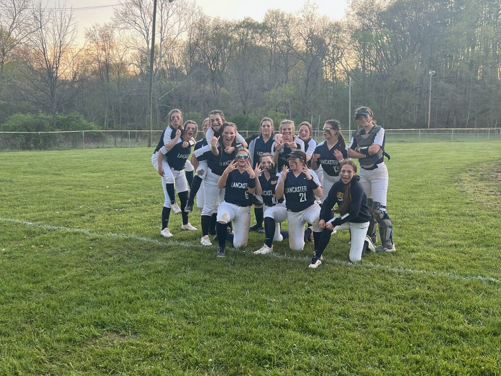 These girls played strong tonight and our bats were 🔥 early, with a 5-1 win over Newark Catholic!  Keep it rollin’!