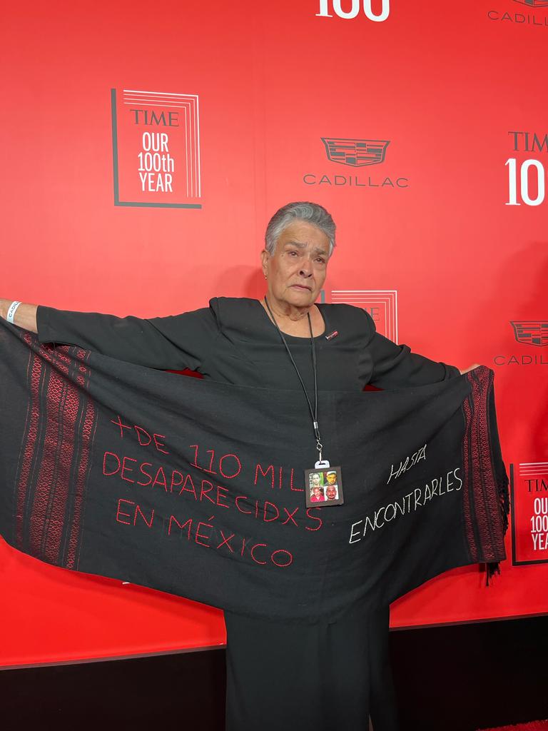 🙌 Nuestro abrazo y reconocimiento a Doña María Herrera, madre de 4 hijos desaparecidos. Hoy, durante la gala #TIME100, en NY, portó con dignidad y esperanza el mensaje #HastaEncontrarles para las más de 110 mil personas desaparecidas en México.
