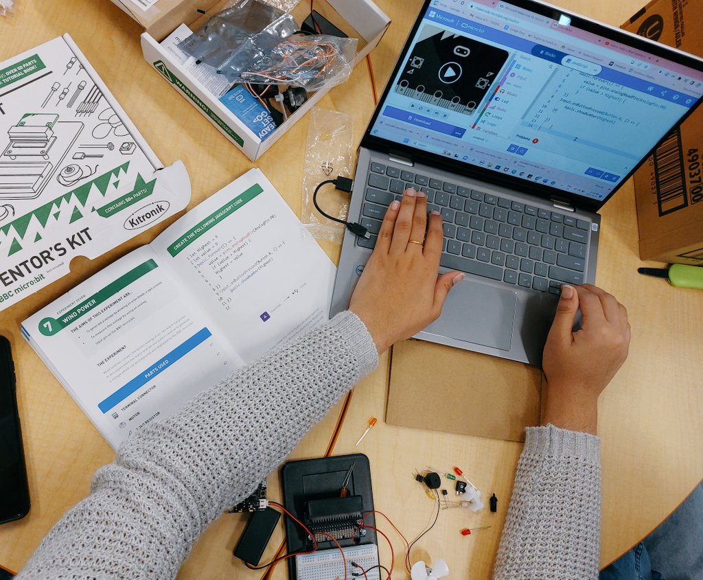 Modern Learning Resource Teachers <a href="/MmeCoulson/">Erin Coulson (she/her)</a> &amp; <a href="/MrSchuermann/">Mister Schuermann 🦋</a> supporting the '<a href="/PNeerja/">Neerja</a> #STEAM Challenge' <a href="/HMBSSBlizzards/">Harold M. Brathwaite</a> student mentors as they build #PeelEML #MakerSpace skills to help younger students with future <a href="/TheGlobalGoals/">The Global Goals</a> #InventForGood problem-solving at <a href="/PeelSchools/">Peel District School Board</a>.