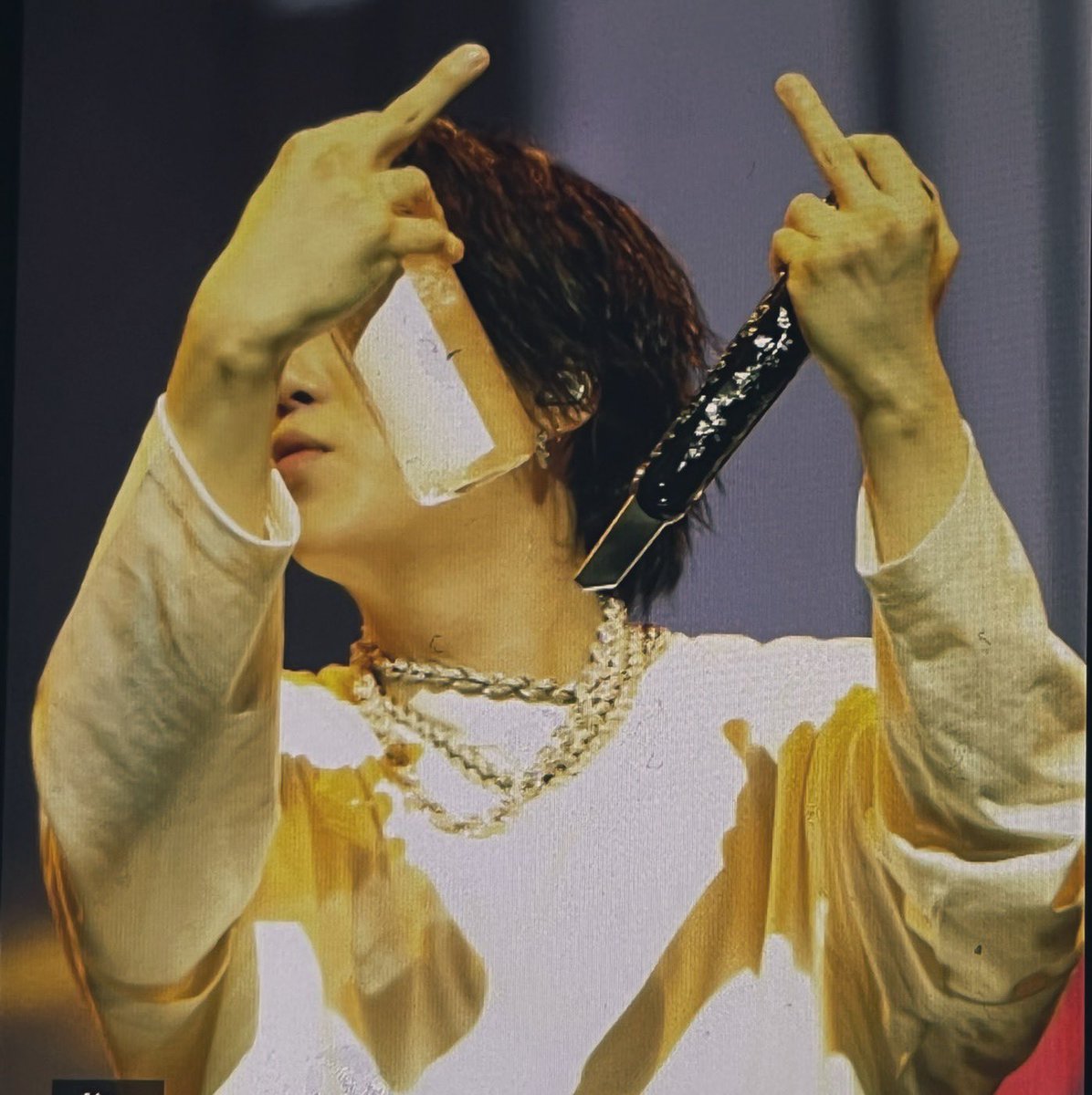thinkersouis's tweet photo. middle finger up https://t.co/oZSTrwwOXi
