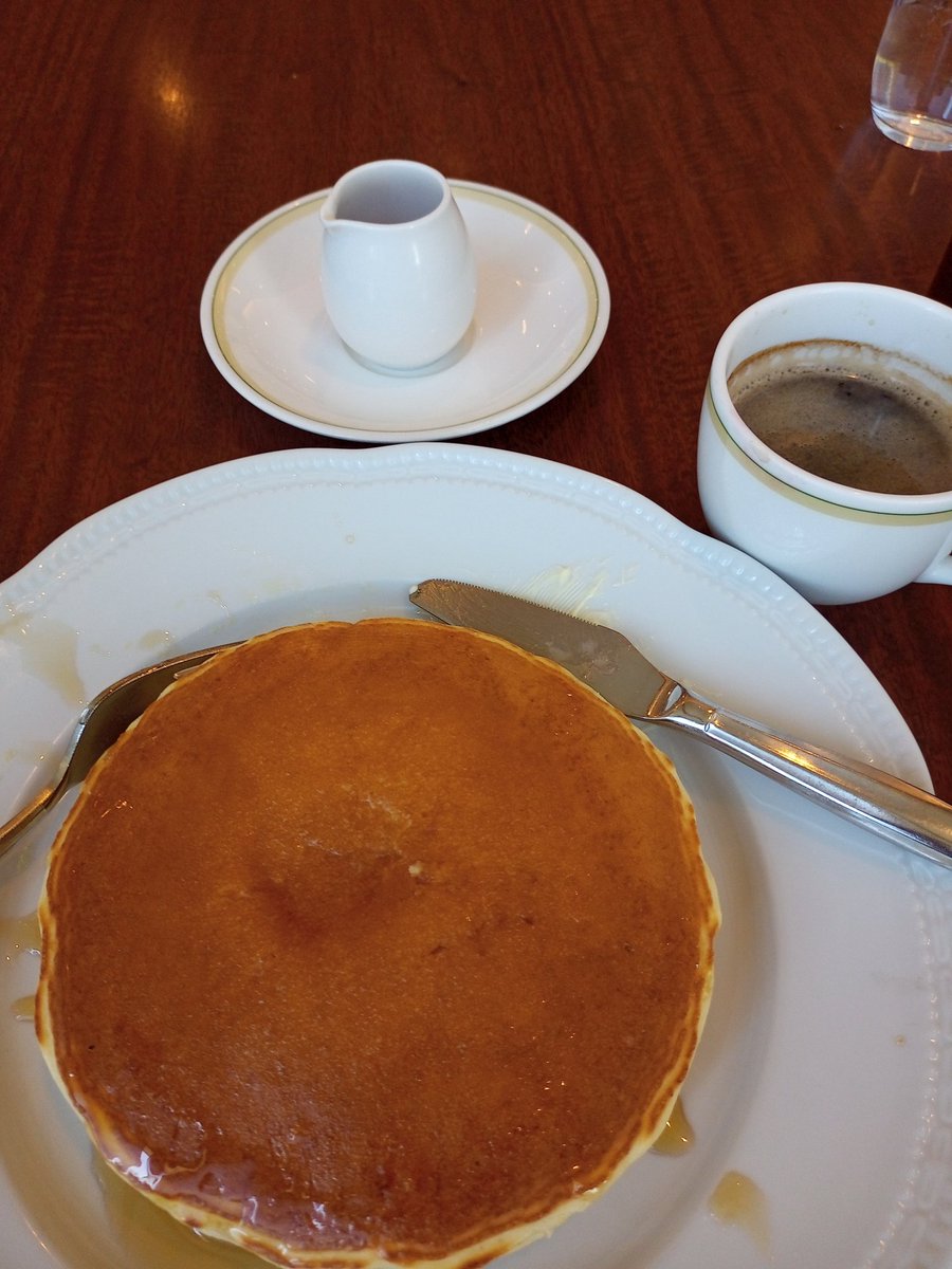 imanbigeye's tweet photo. Pancake with coffee at Royal Host.
Nice as expected.
Spacy and comfortable, aged ladies talking a little bit loud, though😅
Let's see if I concentrate on reading books with their laughing🤔 https://t.co/kEM1TKFX0U