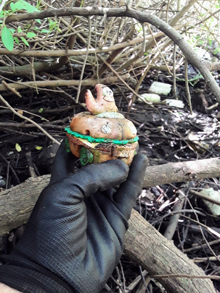 TJRPitt's tweet image. Two #strangestfinds @CornishSpliced at the creek today...
📸1- Something driving a Cheeseburger on wheels🤷‍♂️
📸2- A toy bowling pin🎳