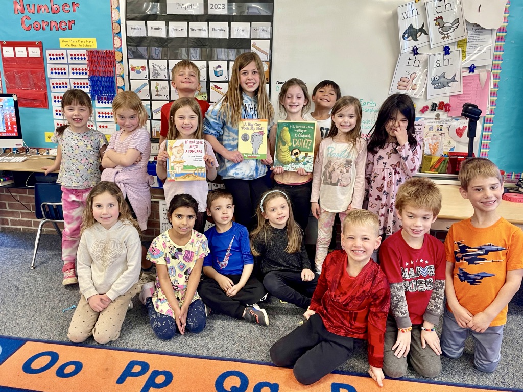 Another awesome visit with a Fun Fair winner! Thanks for picking our class to read these 3 wonderful books to, Holly! We loved spending time with you! 🐷🥞🐘🐷🎾🐊🏫 #d70cougars @mrssheehyd70