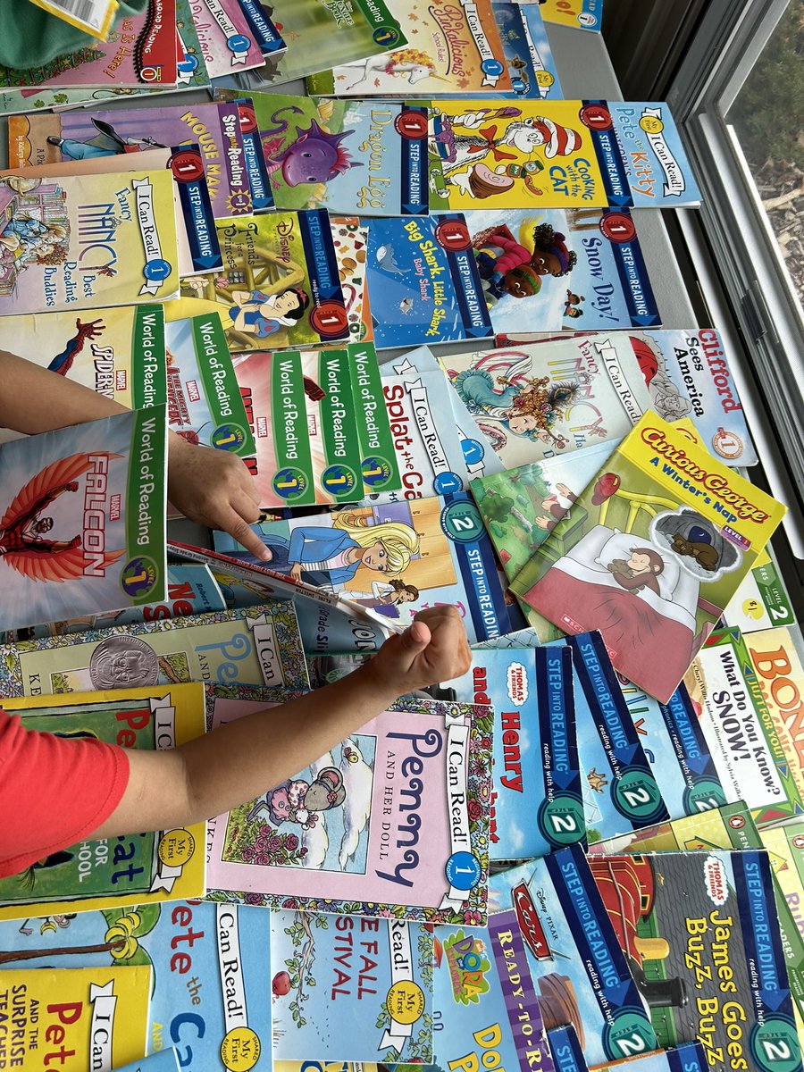 bsteer_'s tweet photo. Ss had the best time at the gently used book swap today 📚 
•
•
•
@cedarhollowps #thehollow #happyreading https://t.co/8zaLoZF8Hg