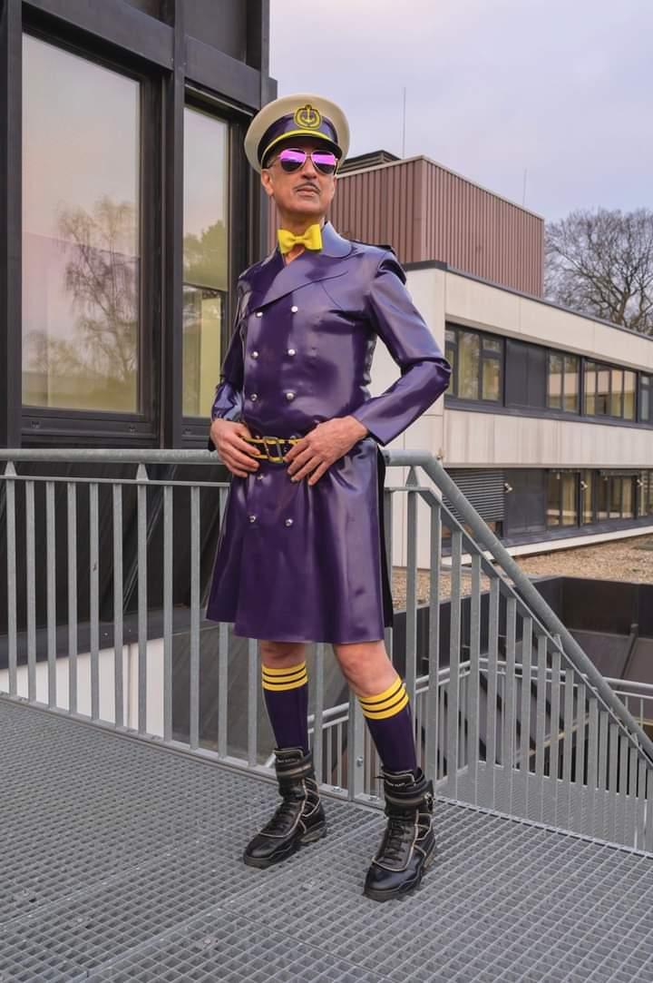 It's Time 🖤
-
@mrjamesbond_13
-
Wearing Our:
Capone Raincoat
Knee Socks