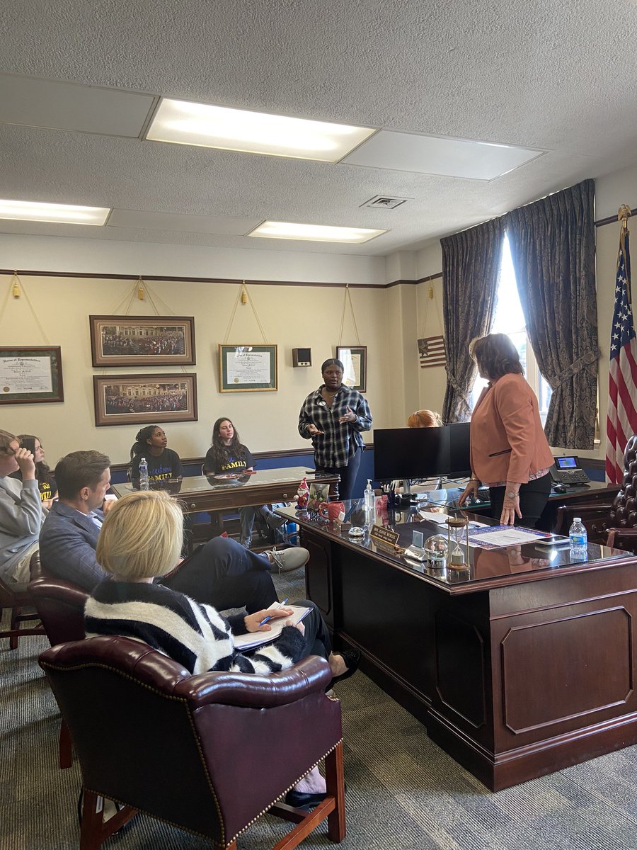 basdproudparent's tweet image. We could not be prouder parents today. Thank you to all the @BethlehemAreaSD students and staff who joined us in Harrisburg to take the fair funding fight directly to their reps. Just look at these kids in action! #WeWorkForFunding @BasdFreedom @LibertyHigh