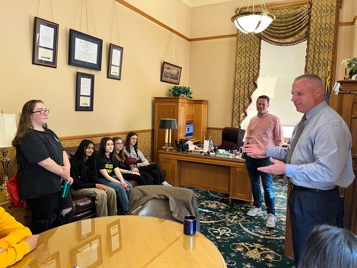 basdproudparent's tweet image. We could not be prouder parents today. Thank you to all the @BethlehemAreaSD students and staff who joined us in Harrisburg to take the fair funding fight directly to their reps. Just look at these kids in action! #WeWorkForFunding @BasdFreedom @LibertyHigh