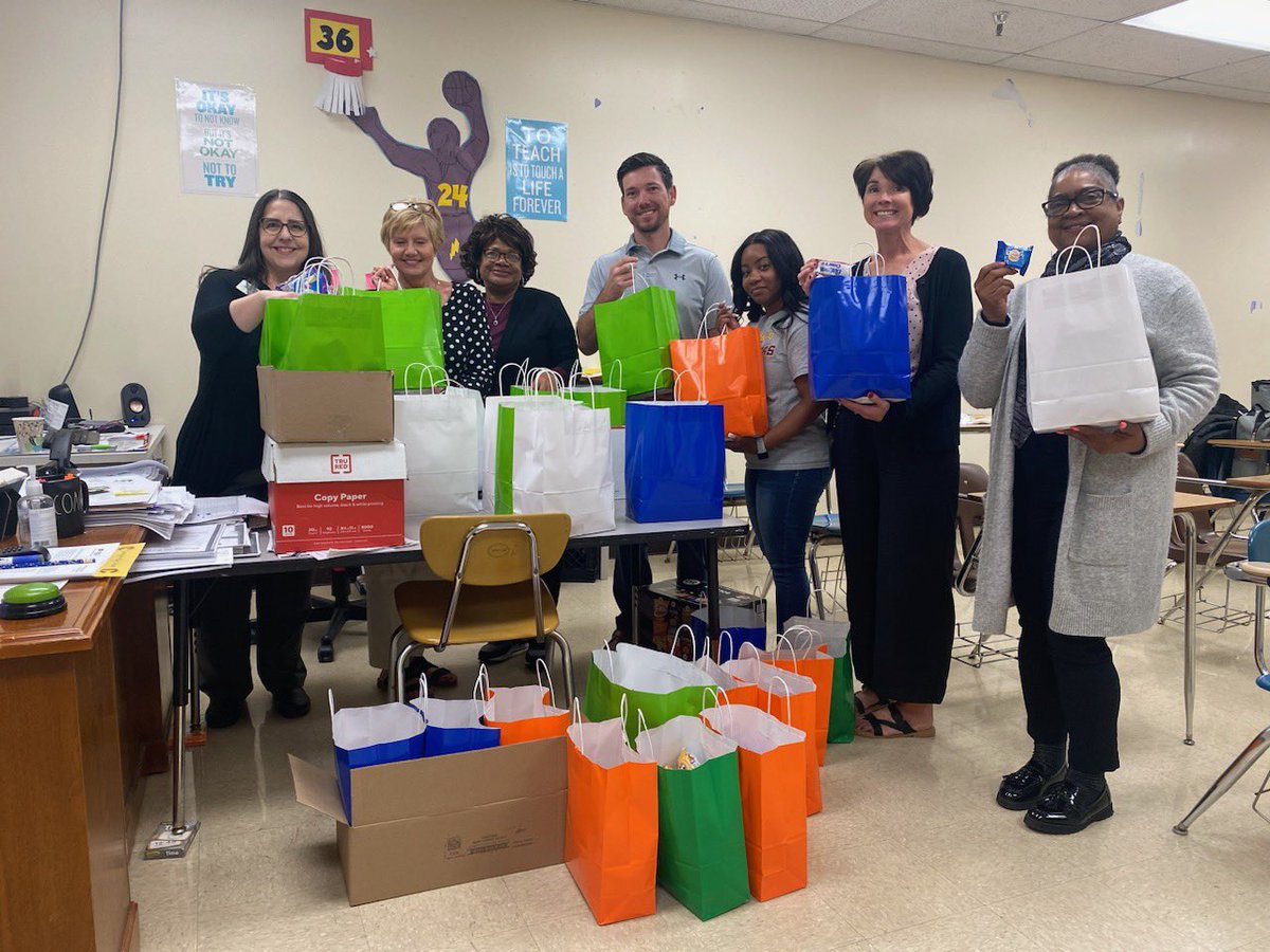 CMSCovTn's tweet image. Thanks to Regions Bank for providing delicious snacks for our learners and Learning leaders during TCAP! 
#weareallinthistogether
#communitytogetherness
@TCSchools_ @ChrisMorris___