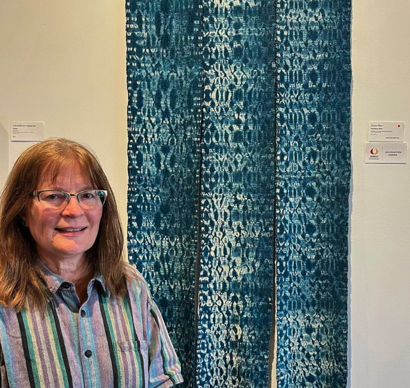 New APP Artist Alert 👩‍🎨 𝐒𝐮𝐬𝐚𝐧 𝐌𝐨𝐫𝐢
'Sparkling Water'
handwoven loom-controlled shibori, cotton, hand-dyed indigo, 2018

🖼️ Now on display in “Accession”

#HiSAM #HawaiiSFCA #ArtInPublicPlaces #ArtInPublicPlacesHawaii #Accession #SusanMori #FiberArt #FiberArtist #Weaving