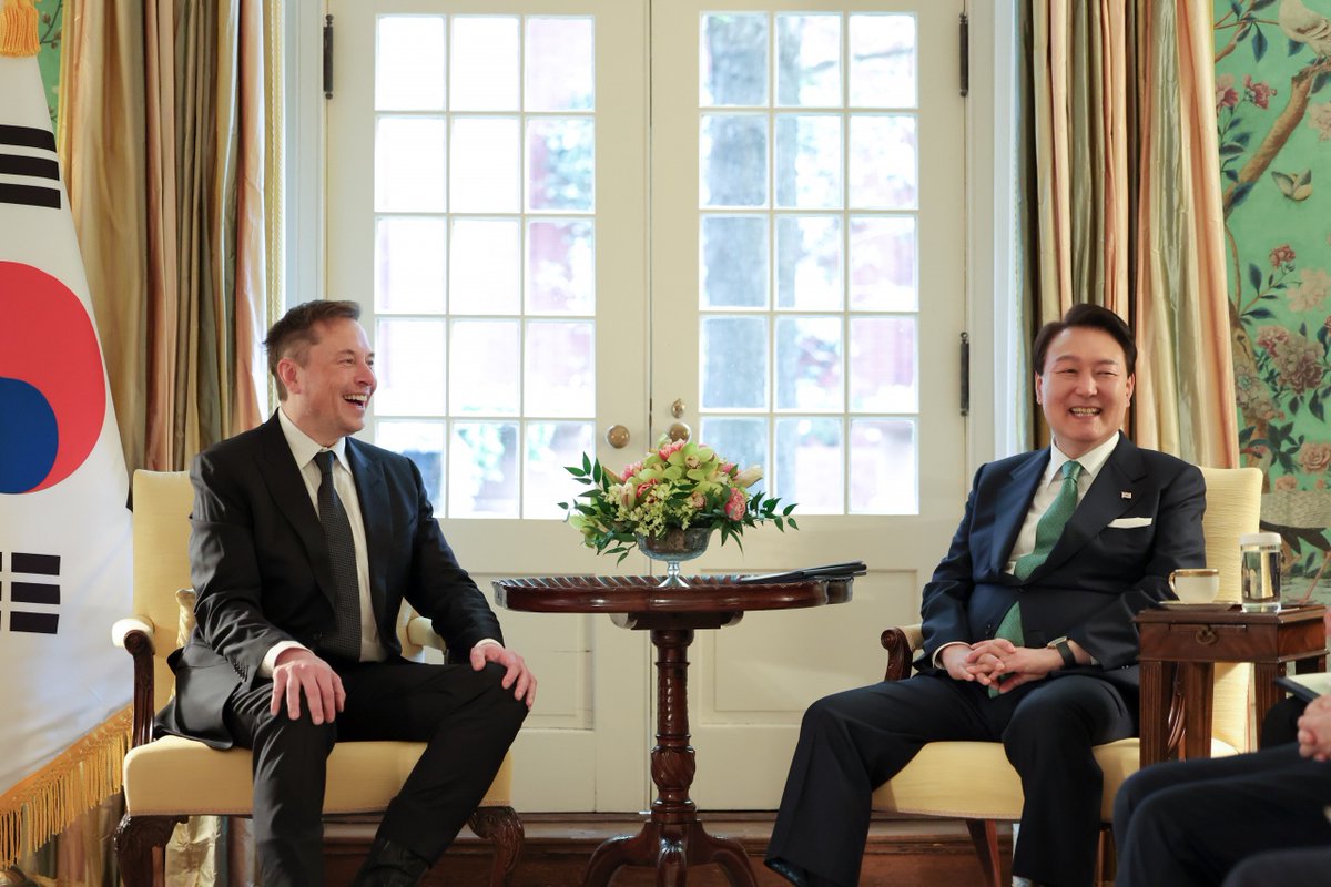NEWS: <a href="/elonmusk/">Elon Musk</a> met today with the South Korean President in Washington D.C.

Meeting took place at Elon's request. Yoon Suk Yeol asked Elon to build a gigafactory in SK &amp; said "should <a href="/Tesla/">Tesla</a> decide to invest, we'll provide active support in terms of location, workforce &amp; taxes"