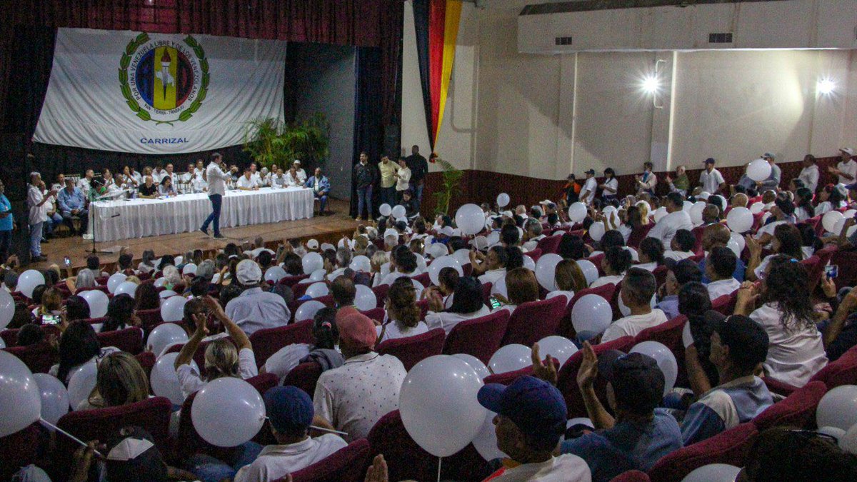 prospericarlos's tweet photo. Junto al alcalde @josemorales_ad y @francolustay,  en reunión con las estructuras municipales de los Altos Mirandinos (Guaicaipuro, Los Salias y Carrizal), con organización ganaremos las #Primarias2023 y recuperaremos la libertad de Venezuela 🇻🇪 https://t.co/kLi8cJeGMc