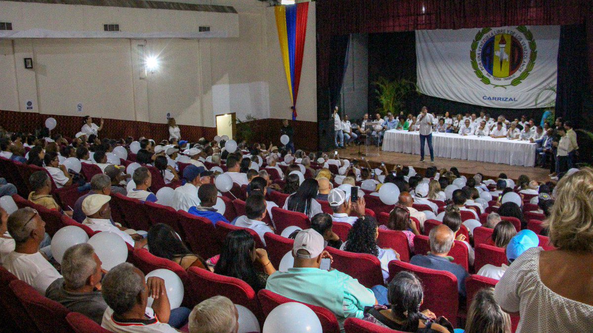 prospericarlos's tweet photo. Junto al alcalde @josemorales_ad y @francolustay,  en reunión con las estructuras municipales de los Altos Mirandinos (Guaicaipuro, Los Salias y Carrizal), con organización ganaremos las #Primarias2023 y recuperaremos la libertad de Venezuela 🇻🇪 https://t.co/kLi8cJeGMc