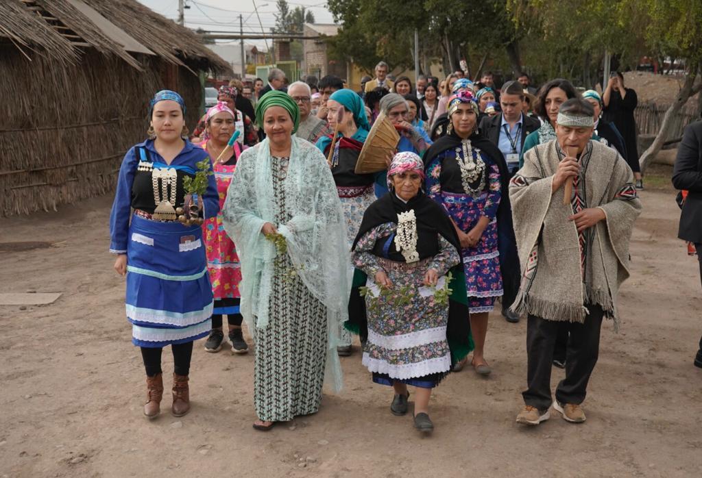 AminaJMohammed's tweet photo. Indigenous women have ancestral knowledge and a unique perspective for our environment. In sisterhood and solidarity, I joined indigenous women leaders from the many communities here in Chile. https://t.co/cbv8qhGb7Q