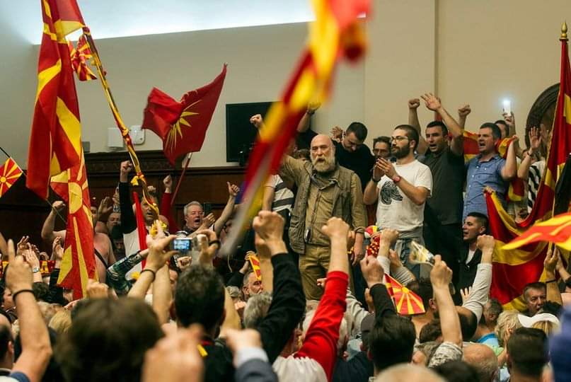 Ќе дојде денот кога оваа слика ќе е на насловна страна на некој учебник по историја.
ЖИВЕАМ ЗА ТОЈ ДЕН ! ❤️🇲🇰

Да живеат Уставобранителите❗
Да живее Република Македонија❗