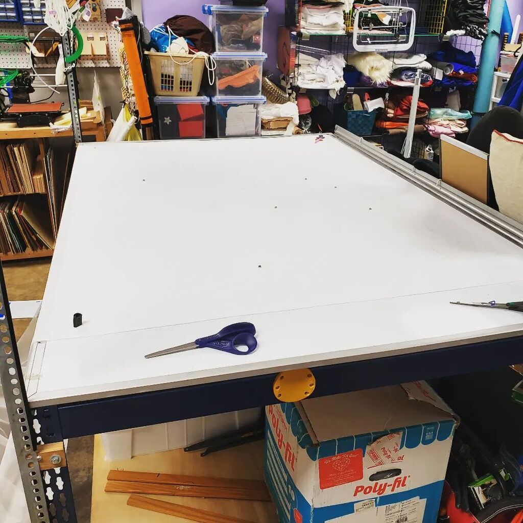 lightning_lace's tweet photo. The benefits of having a magnetic table when you're trying to cut your veil. 😤  Send your prayers homies!!!! https://t.co/odw3fXZNto https://t.co/M4f21Dawpt