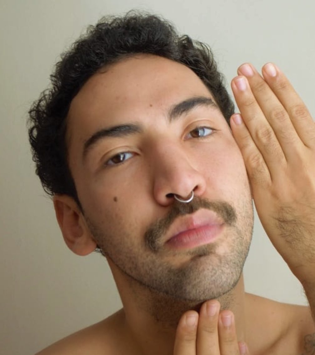 InversoProjeto's tweet photo. Rodrigo d’Alcântara (1992) nasceu no Rio de Janeiro, e é um artista visual e cineasta brasileiro. Dedicado à pintura, performance e audiovisual, d’Alcântara é Mestre em Artes Visuais pela Universidade Federal do Rio de Janeiro e 🧵 https://t.co/OfAtaY5mIV