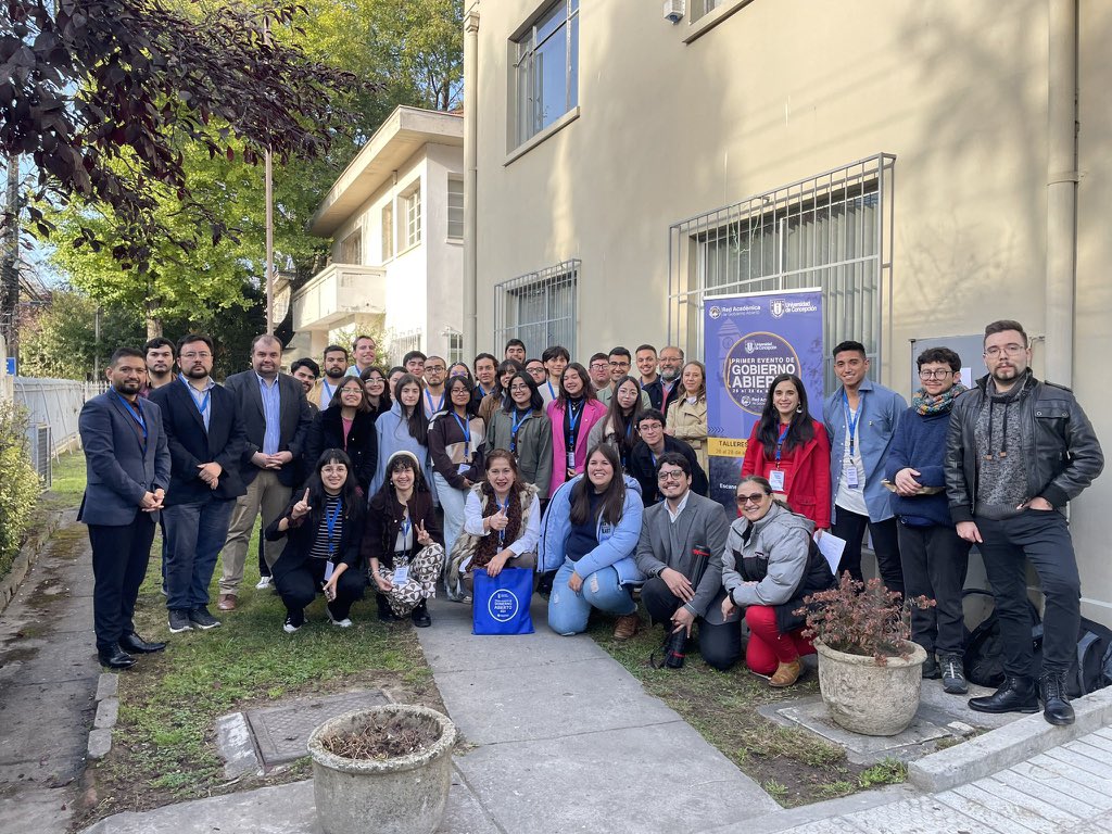 El día de hoy comenzó el Primer Evento de Gobierno Abierto realizado en las dependencias de nuestra universidad. Se realizaron talleres y actividades asociadas para estudiantes y funcionarios/as. Que esta sea una jornada de compartir y aprender con pares y amistades, Agradecemos!