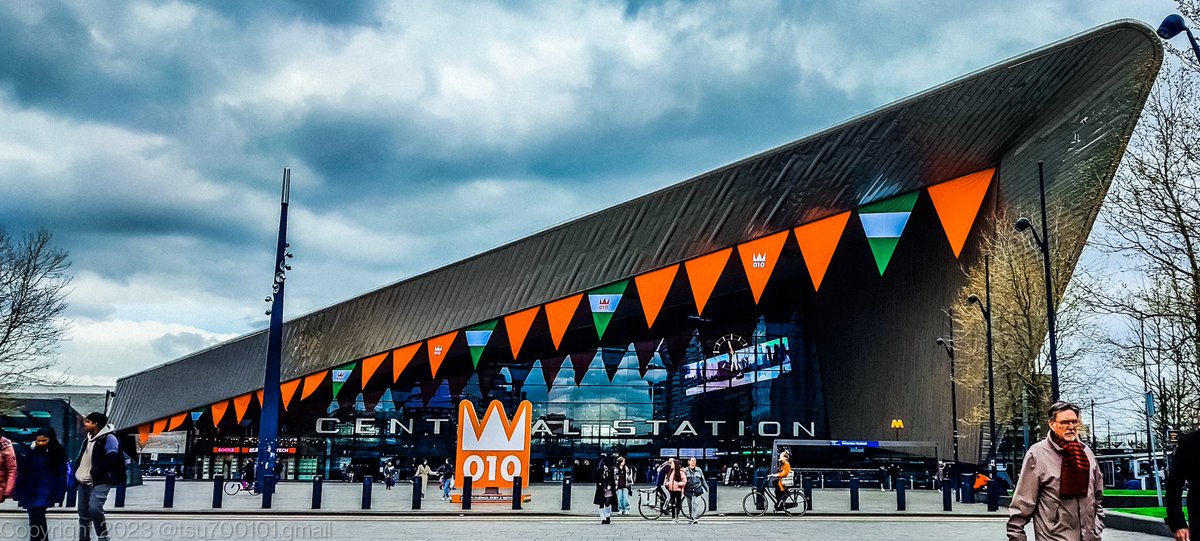 #Rotterdam #CS #CentraalStation is ready for #Koningsdag tomorrow...🤔🙄🤷🏻‍♂️