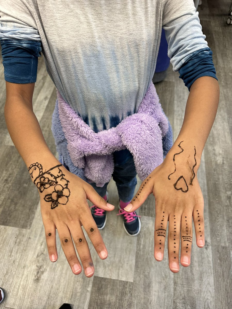 For Sikh Heritage Month 🪯, students participated in a Mehndi (Henna) Workshop. Students from all cultural backgrounds came together to create designs on one another. Such a fun workshop! @EarnscliffeSPS @kevseb @LisaWillTeach