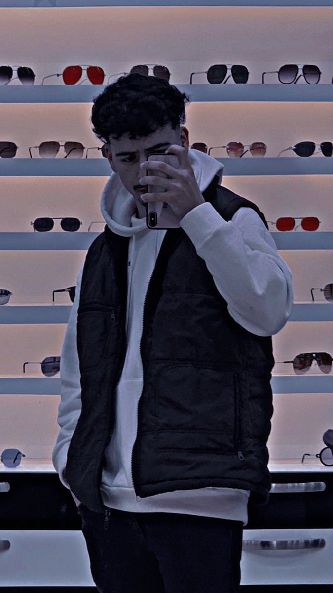 𝑎𝑙𝑙 𝑒𝑦𝑒𝑠 𝑜𝑛 𝑚𝑒 🦇