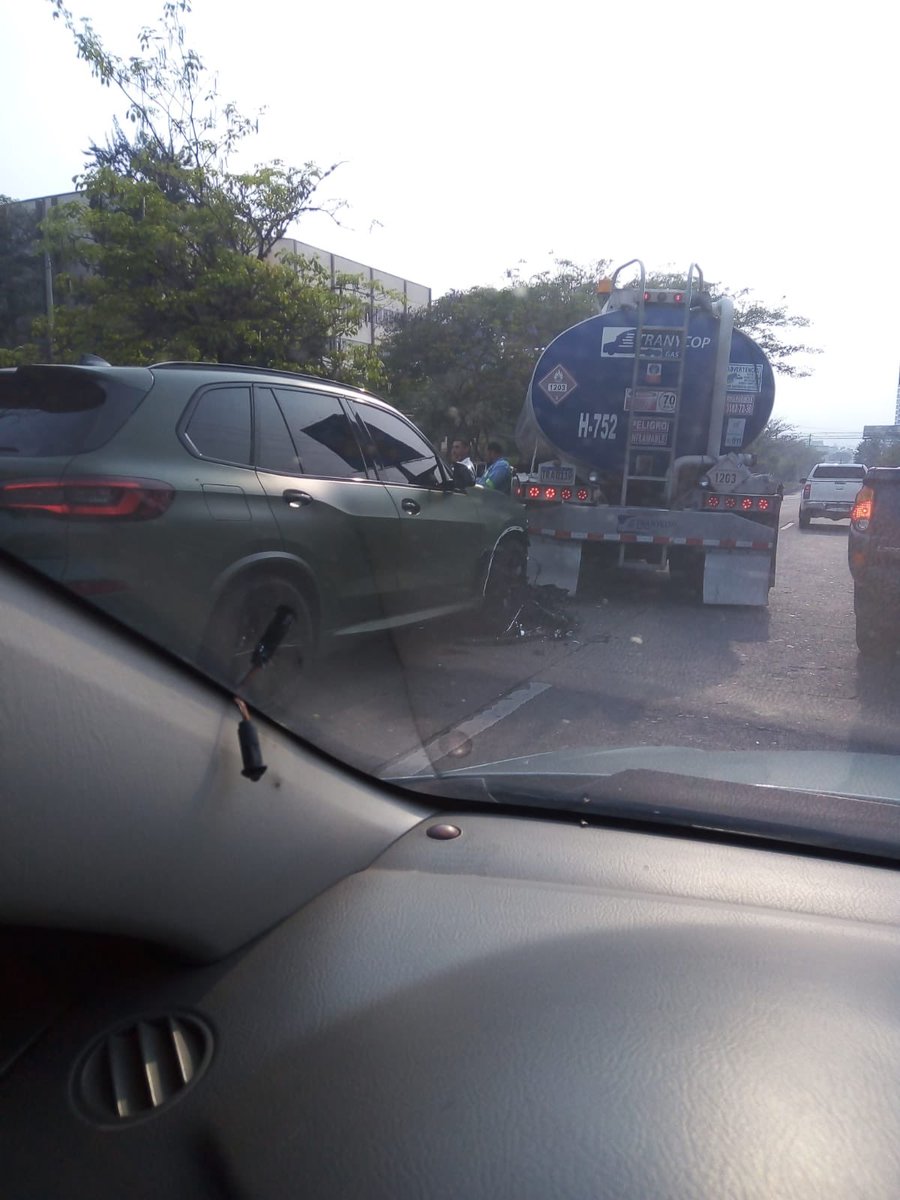 marjorienoll's tweet photo. El bmw de la discordia en twitter chocó 😢 https://t.co/7Nh2B7ikDD