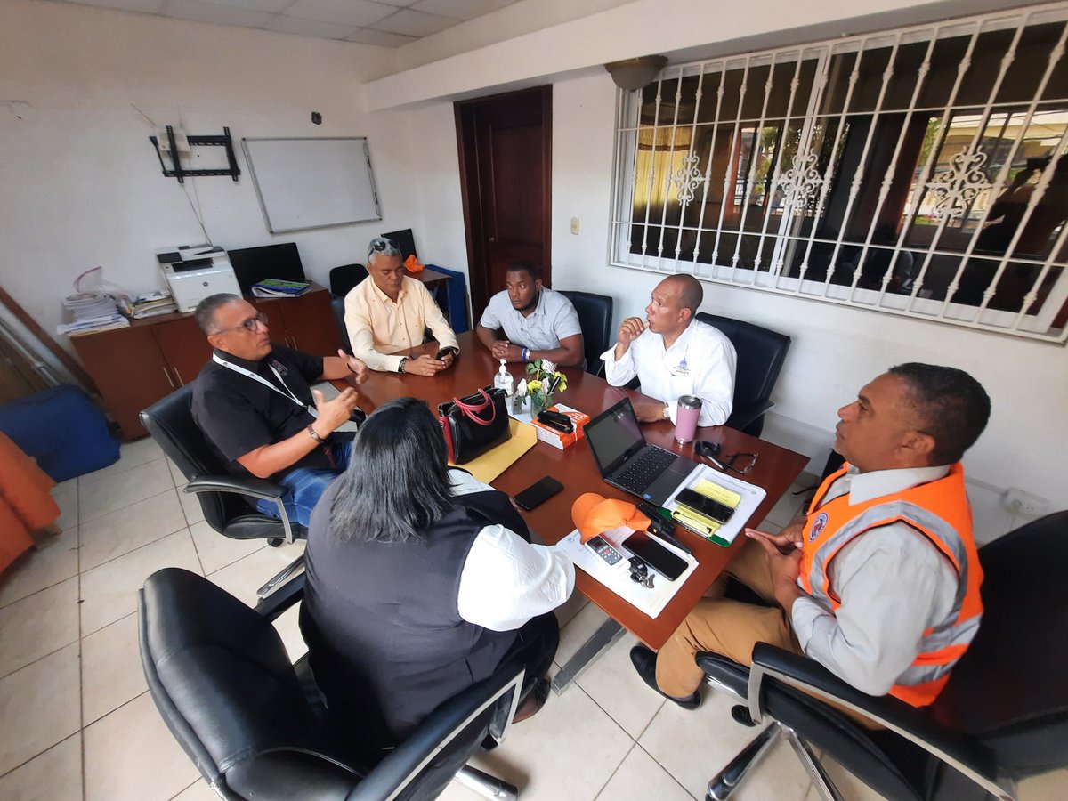 DefensaCivilPSD's tweet photo. El Director de la Regional Ozama, el Sr. Jesús Vargas recibe visita de Director de Gestión de Riesgos del @itscrd, el Ing. Edward Aquino.

En la reunión se trataron temas para la colaboración de las instituciones y coordinación de trabajo en cuanto a Gestión de Riesgos. https://t.co/sHt5ITMkuZ
