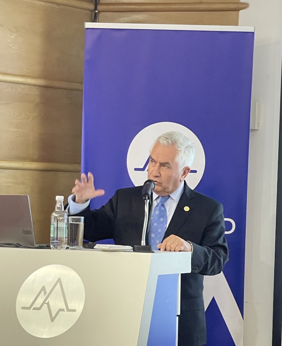 Dr. Paris explicando el manejo de la pandemia en Clínica Andes Salud. Felicitaciones Dr. por su excelente trabajo!