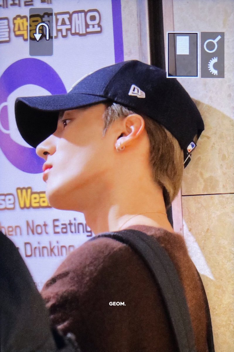 턱만 살짝 들었는데
이렇게
뽀둥。했다가
날렵해질수있는거임? 우리에릭이도?