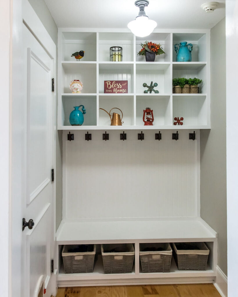 Frank_Buono's tweet image. With plenty of wall hooks and cabinets like in this space, keeping your mudroom tidy would be a breeze! 
 
 #mudroomdesign #mudroom #mudroommakeover #interiordesign instagr.am/p/CrhAS99NTHd/