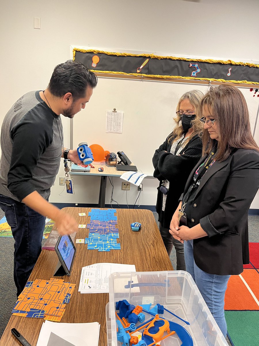 ArellanoTeach's tweet image. So excited to have our teachers explore our New STEAM Lab and the amazing things they can do with their students! Thank you to everyone that helped me make it possible! #TheSchulzeExperience #STEAMLAB @ChejuanaMar