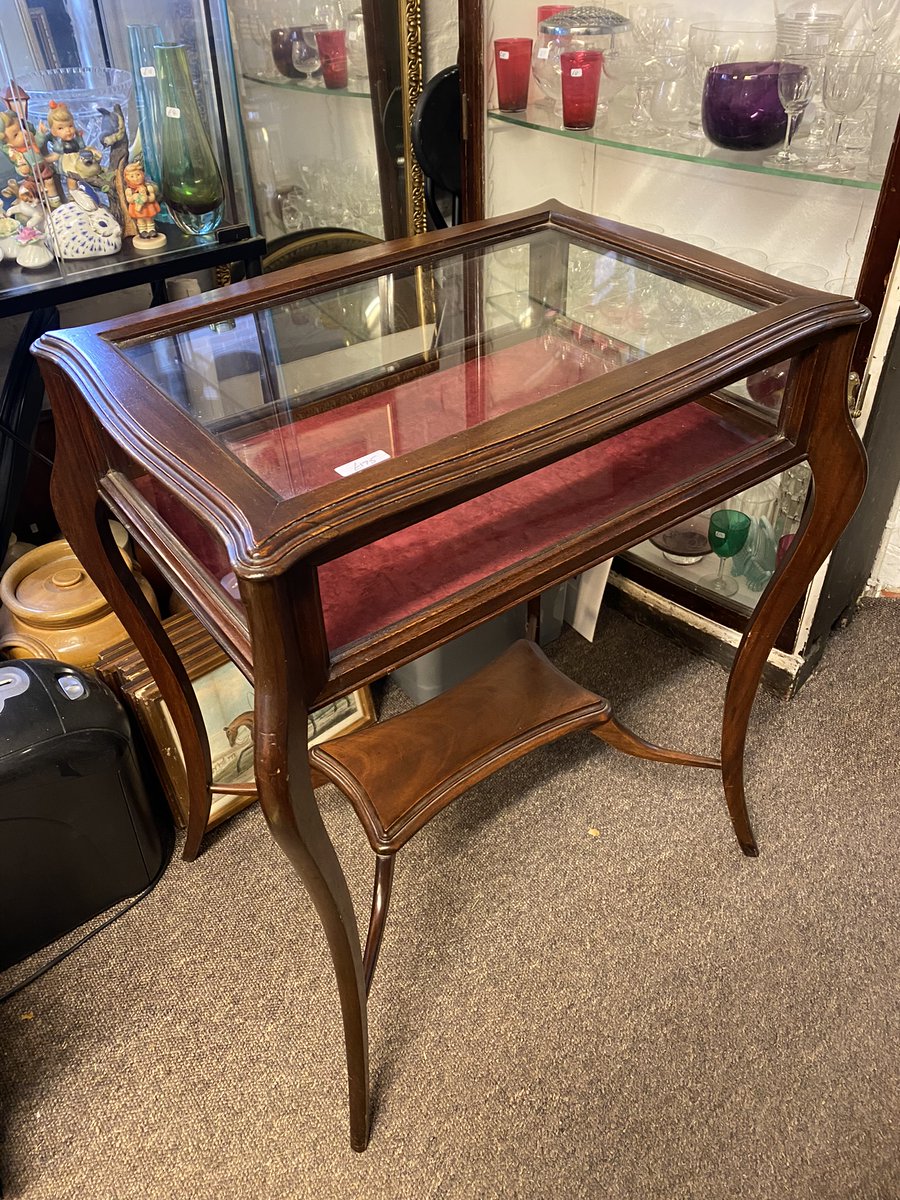 GlobeGalleries's tweet photo. Mahogany Bijouterie Display Table

64cm (25”) x 47cm (18.5”) x 75cm (29.5”)

£175.00

#GlobeGalleries #Andover #ShopLocal #SmallBusiness #FamilyBusiness #Preloved #AntiquesAreGreen #Recycle #Repurpose #Reuse https://t.co/phcnQ2Ja62