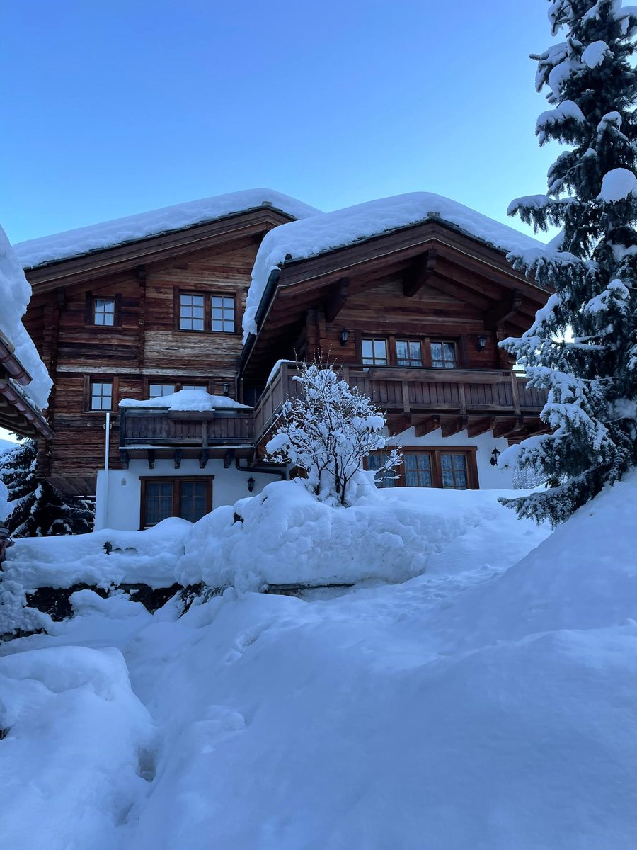 marilyn_perren's tweet photo. #christmas2023 #newYear2023 #ski #zermatt #snow #matterhorn #Matterhorn #Chalet #SwissAlps #skichalet #Booking #AirBnB @Airbnb @bookingcom @vrbo #whitechristmas book now @ChaletUlysseZermatt don't miss it https://t.co/2j6MHmnfGZ
