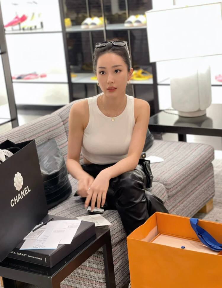 tracker5160yyy's tweet photo. Girls' happiness is shopping and eating shopping and eating is the most correct way to open the happiness https://t.co/EpNyxJW50O