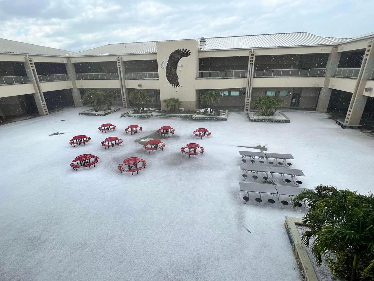 mrweathermanonx's tweet photo. Snow?! That ground is covered with hail — it’s Central Middle School in West Melbourne, Florida! https://t.co/A2hPiN4L39