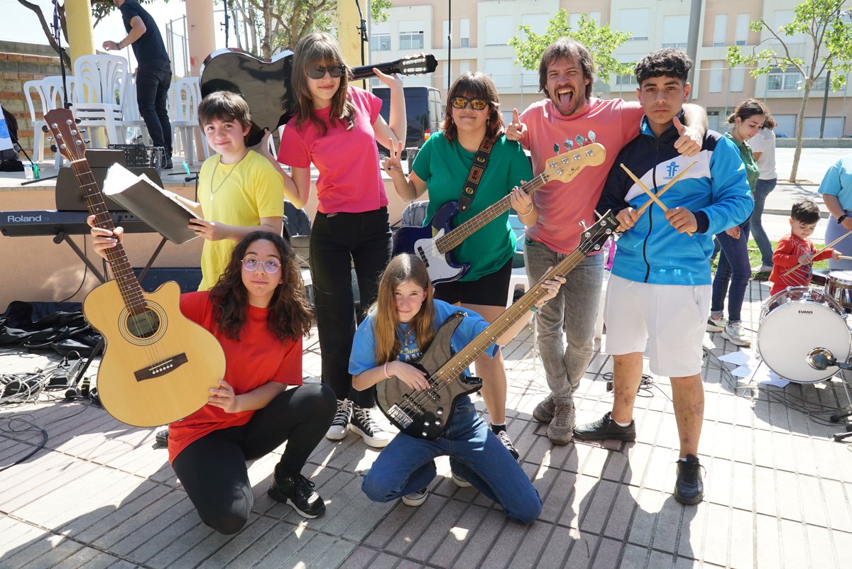 Fund_Flors's tweet photo. UN MÓN DE COLORS!
#Unaltremónéspossible
Él nostre espectacle amb @ceepanderola al Parc Melilla!
Ací les fotos! https://t.co/qj7lTRoNOC https://t.co/eOrf2nr97w