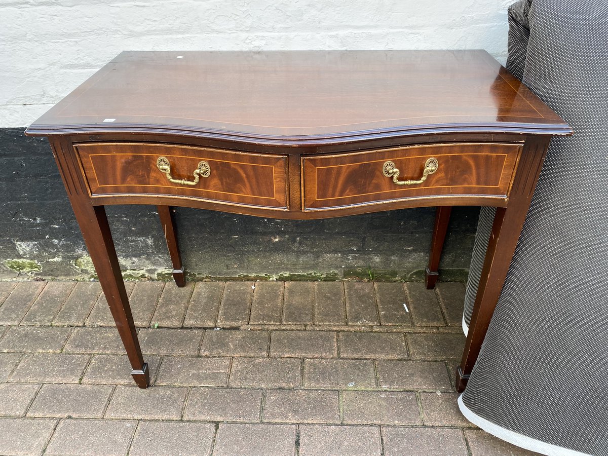 GlobeGalleries's tweet photo. Mahogany Desk / Side Table

92cm (36”) x 51cm (20”) x 76cm (30”)

£60.00

#GlobeGalleries #Andover #ShopLocal #SmallBusiness #FamilyBusiness #Preloved #AntiquesAreGreen #Recycle #Repurpose #Reuse https://t.co/ZlPgiIRHnI