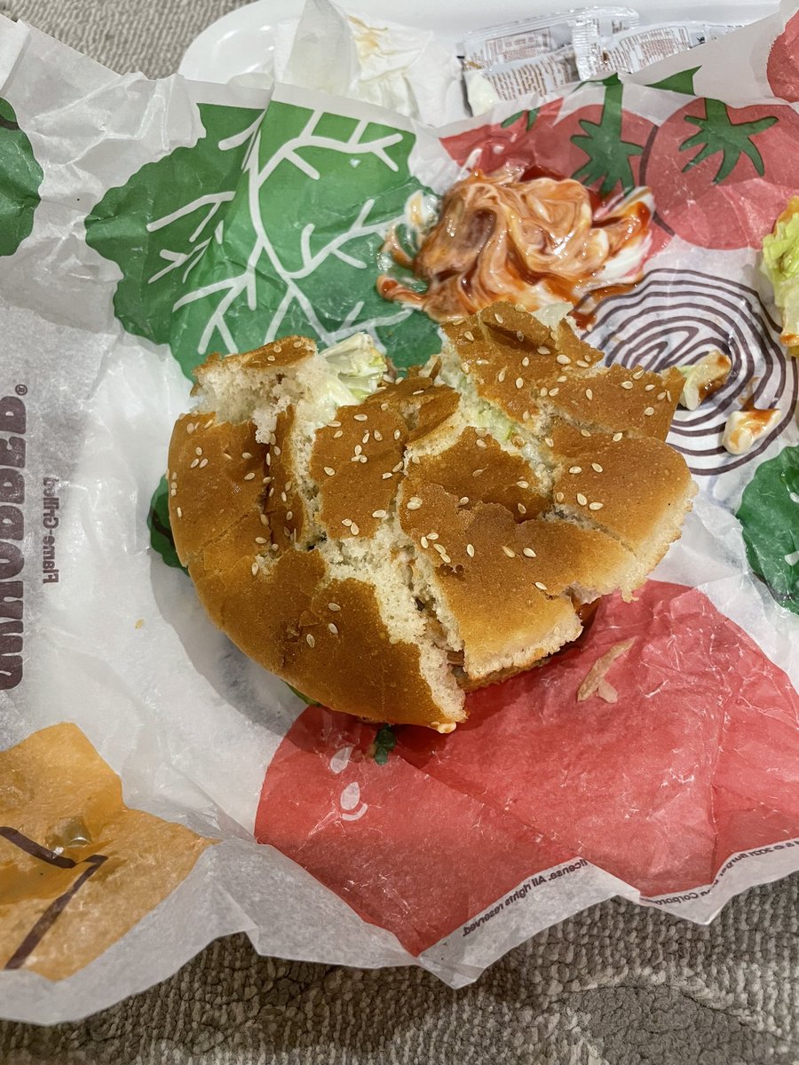 Lo10oY's tweet photo. @BURGERKINGKSA @AbdulrhmanAfif3 يعني جوعان وبتسحر واخر شيء القى الخبز بايت و متفتت !!!! والله موب عارف اكل لقمتي !!!! https://t.co/SRlCWpPkDe