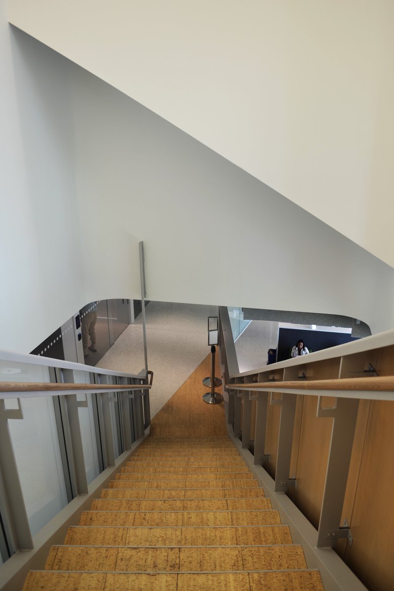 OneArchitecture's tweet image. Renovated MIT-Hayden Library. (photo: Meral Ekincioglu. (MIT&apos;s permission). Short record from its interior space (with MIT&apos;s permission): youtube.com/watch?v=6_R9ua…
#HaydenLibrary #publicinteriorspace #MeralEkincioglu #interiordesign #MassachusettsInstituteofTechnology #libraryspace
