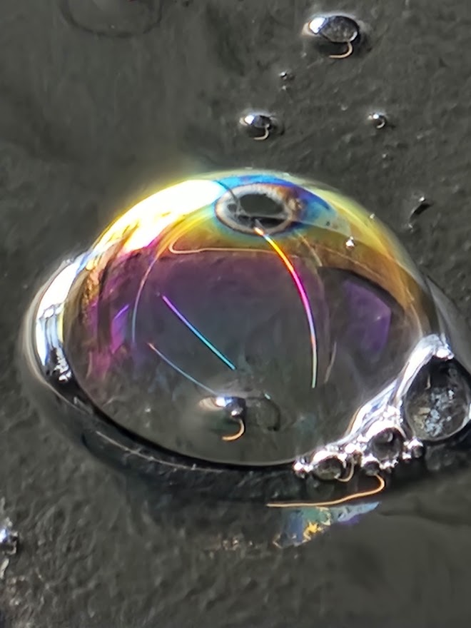 szeryksscience's tweet image. #ibphysics thin-film diffraction. Cool picture taken by student. That is why you should buy an S22 Samsung. I couldn&apos;t even get that detail with my phone. #cisinspires