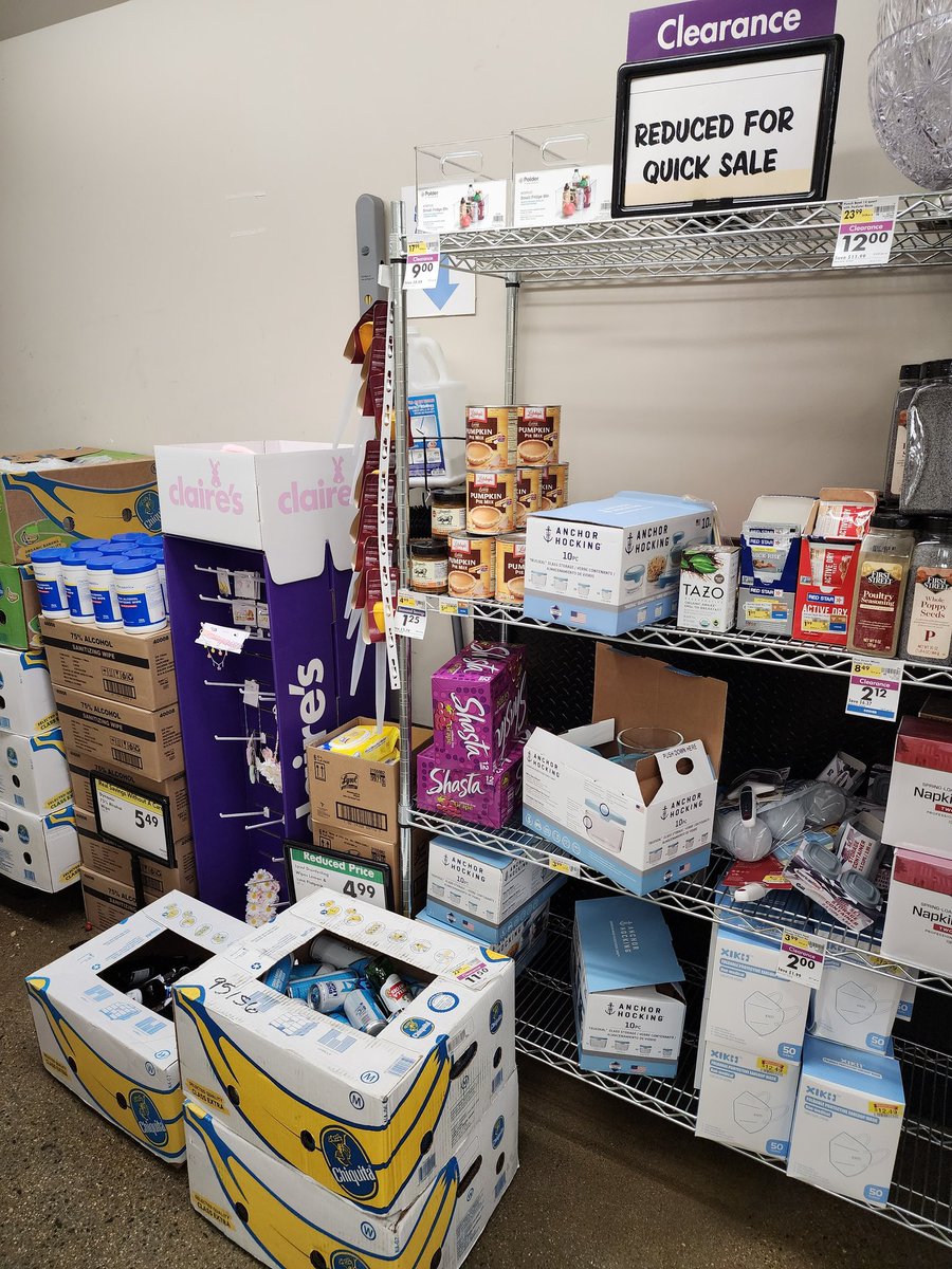 huoyuanjia's tweet photo. Boxes of bud light being sold in the clearance section at my local grocery store. https://t.co/1sZ50wh9KR