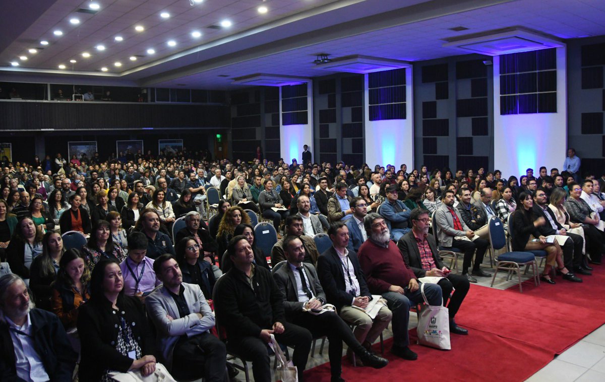 TomasVodanovic's tweet photo. A teatro lleno realizamos nuestra #CuentaPública dirigida a funcionarios municipales. Que importante es que todos tengamos unidad de propósito y seamos conscientes de lo avanzado y lo pendiente. Orgulloso de ser parte de este equipo municipal 💚
Mañana es la CP abierta a vecinos https://t.co/u9XuTMFiSW