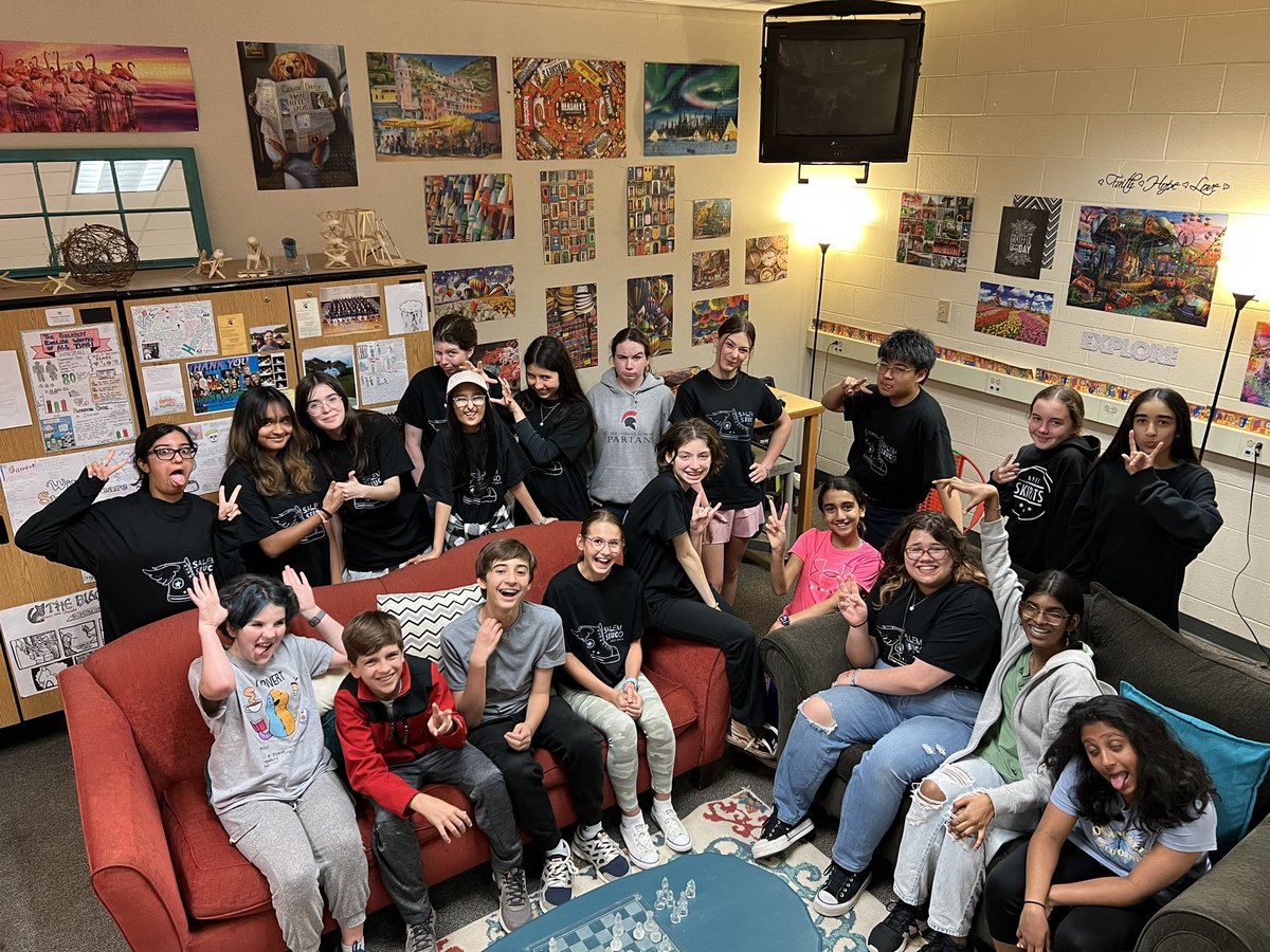 mrsjhowland's tweet image. The 22-23 Salem StuCo t-shirt has finally arrived!! #studentdesigned #SalemProud #ClearEyesFullHeartsCantLose!