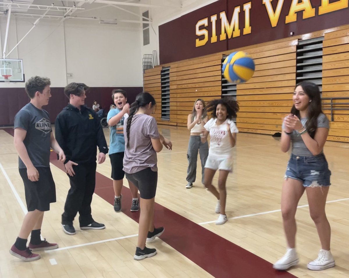 Unified Pioneers practicing for their next big game with a little peer support during open gym ⁦<a href="/SimiValleyHS/">Simi Valley High</a>⁩ 🏀❤️