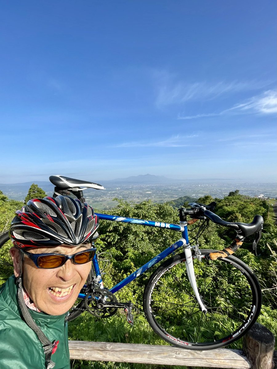 nikovland's tweet photo. ”ヘロヘロ”で始まった出勤前の🚵ヒルクライム、2年続けたらギアを4枚重くして登れるように💪

この歳になっても、『伸びしろ』を感じれるのが嬉しいです😆

【本日の営業時間 10〜19時】
https://t.co/yJj80IzGxa

#ロードバイク #mbk #出勤前 #ヒルクライム #2年前 #ヘロヘロ #スタート #現在 #19t https://t.co/sV88jvEjDm