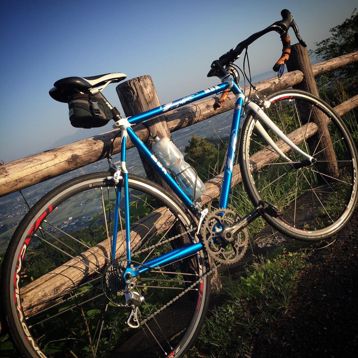 nikovland's tweet photo. ”ヘロヘロ”で始まった出勤前の🚵ヒルクライム、2年続けたらギアを4枚重くして登れるように💪

この歳になっても、『伸びしろ』を感じれるのが嬉しいです😆

【本日の営業時間 10〜19時】
https://t.co/yJj80IzGxa

#ロードバイク #mbk #出勤前 #ヒルクライム #2年前 #ヘロヘロ #スタート #現在 #19t https://t.co/sV88jvEjDm