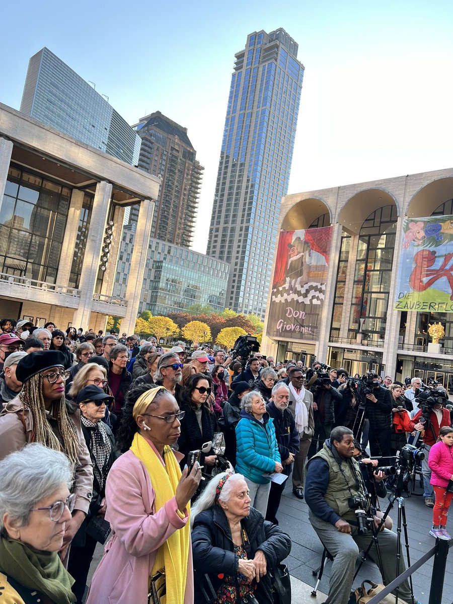 Gather4Justice's tweet photo. A gathering of the PEOPLE 🌈 🕊️ for Harry Belafonte at @LincolnCenter #HarryBelafonte https://t.co/RhWSoCKehP