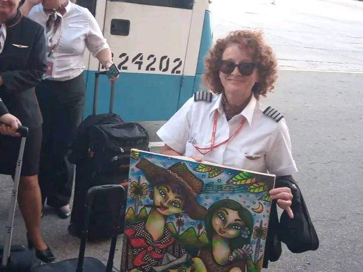 🛬Esta es la heroína de la tarde en Matanzas. Se llama Vicky Earks, la capitana del Boeing que tras fallo en el sistema de rodaje, aterrizó sanos y salvos a los 190 pasajeros esta tarde en el aeropuerto de Varadero. 
📸 <a href="/kroque91/">Karel Ricardo Roque</a> 
#ACubaManosYCorazón #MatancerosEnVictoria